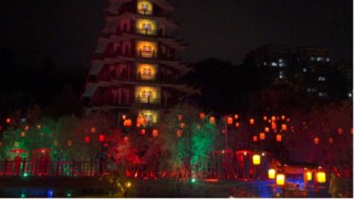 水上苗乡数字夜游，光峰科技以崖壁为幕打造光影世界