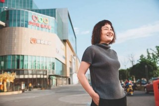 “吃了没？”“一定要开心快乐”，两句话道出胖东来现实和理念的两面