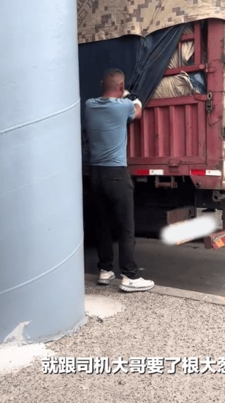 ‘葱’人意料的爽快：女子过检查站向货车司机要了根大葱，司机大哥爽快答应