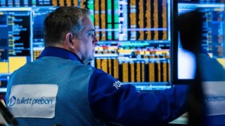 尾盘：美股涨跌不一纳指跌680点 英伟达重挫17%