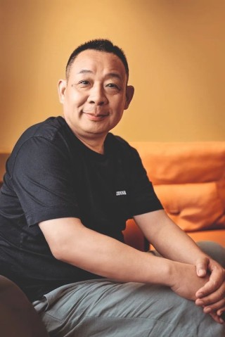 “吃了没？”“一定要开心快乐”，两句话道出胖东来现实和理念的两面