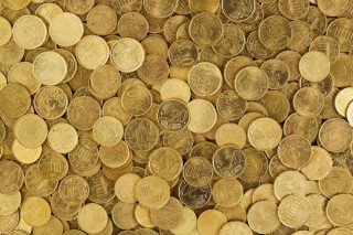 如何理解股市与黄金市场的关联性？这种关联性如何影响投资策略？