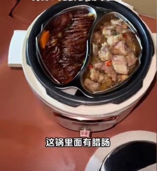 返程路上的家味：小伙返程堵车老妈后备箱放一锅饭菜