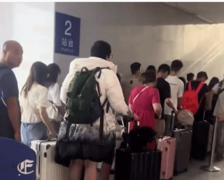 男生放暑假羽绒服直接穿回家，网友：别人是轻装上阵，他是'热'情洋溢地回家！