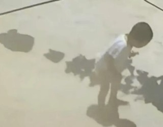孩子光脚被地面烫到两轮变四驱 网友调侃：打败孩子的不是天真而是无鞋