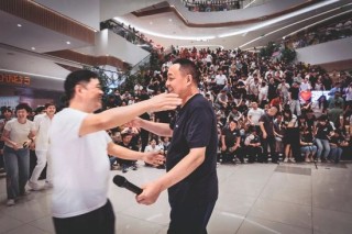 “吃了没？”“一定要开心快乐”，两句话道出胖东来现实和理念的两面