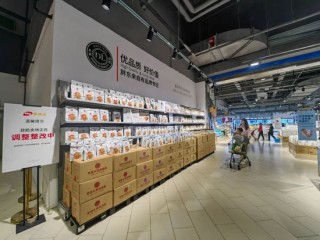 “吃了没？”“一定要开心快乐”，两句话道出胖东来现实和理念的两面