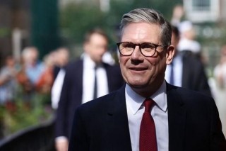 工党在英国选举中取得压倒性胜利 斯塔默将出任首相