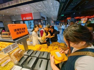 “吃了没？”“一定要开心快乐”，两句话道出胖东来现实和理念的两面