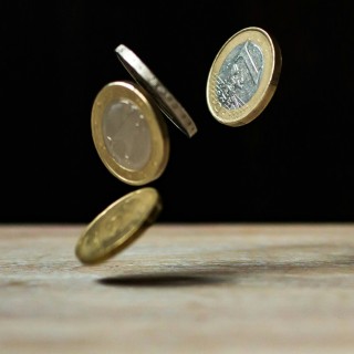 如何理解黄金市场的价值波动并应对风险？这种价值波动受到哪些因素的影响和制约？