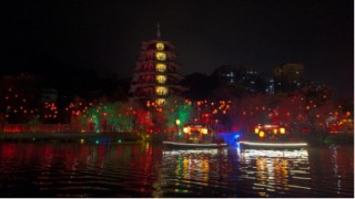水上苗乡数字夜游，光峰科技以崖壁为幕打造光影世界
