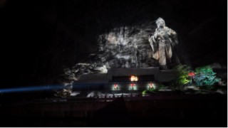 水上苗乡数字夜游，光峰科技以崖壁为幕打造光影世界