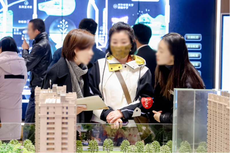 “聪明资金”流向一线核心资产，深夜排队长龙回应北京御翠园75折开售-第2张图片