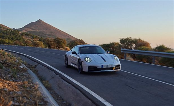 163.3万元！ 新款保时捷911 Carrera T正式开启预售-第5张图片