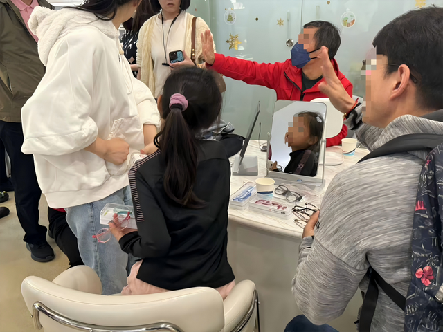 唯儿诺疑陷“挤兑潮”：消费者恐慌抢兑镜框、基层员工称确有欠薪-第2张图片
