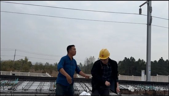 突发！新华社著名调查记者王文志、程子龙“合新铁路”追访被袭击受伤，手机被抢夺……-第4张图片