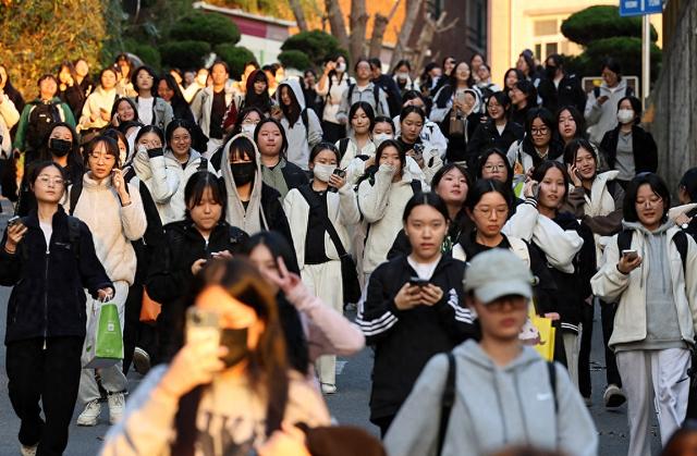 韩国高考开考， 逾52万名考生迎来“决战之日”-第1张图片