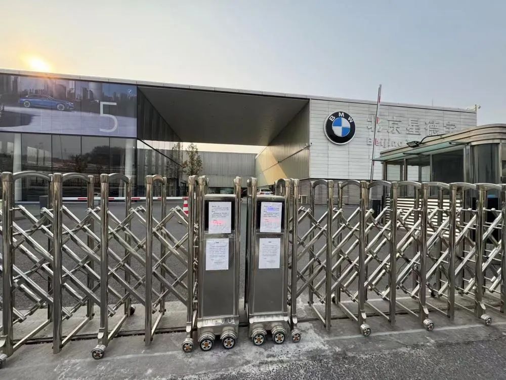 突然爆雷！展厅连夜搬空 已找不到工作人员 有人交了80万元无法提车-第2张图片