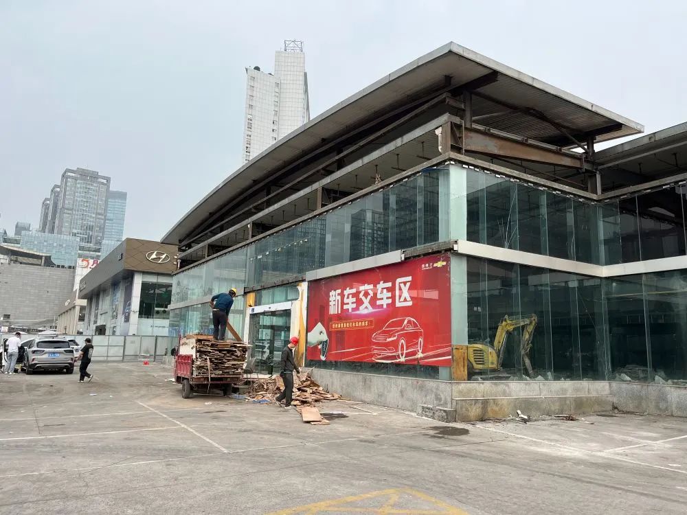 突然爆雷！展厅连夜搬空 已找不到工作人员 有人交了80万元无法提车-第3张图片