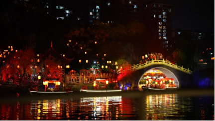 水上苗乡数字夜游，光峰科技以崖壁为幕打造光影世界-第3张图片