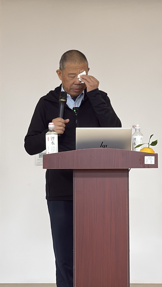 被问及母亲去世，钟睒睒哽咽，“那一刻，我感觉无依无靠”-第1张图片