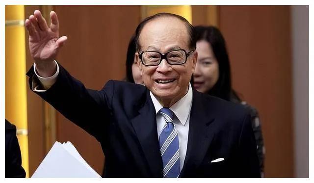 李嘉诚再开金口：未来十年，中国近50%的家庭，将面临6大危机，早知道早准备！-第1张图片