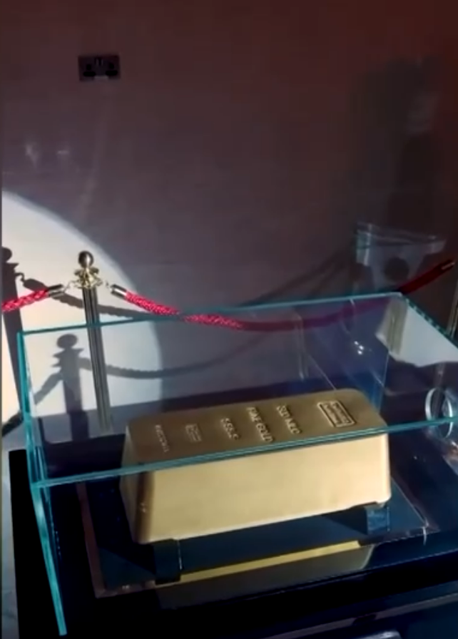300公斤！迪拜展出全球最大金条！国际金价继续上涨，升破2700美元关口，未来怎么走？专家解读-第4张图片