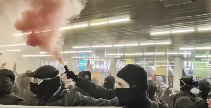 外媒：加拿大蒙特利尔爆发骚乱之际，特鲁多正在演唱会上唱歌跳舞引发争议-第2张图片
