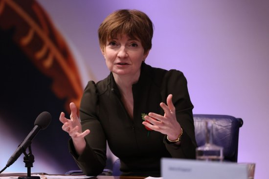 英国央行副行长警告薪资增长担忧可能减缓降息步伐-第1张图片