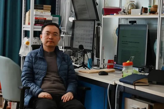 倪萍哽咽落泪：蔡磊头已经抬不起来了，说话也不行了，他已经签署了遗体捐赠协议-第1张图片