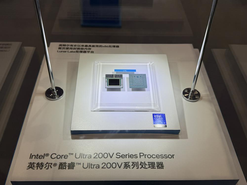芯片巨头预言明年底出货超亿台AI PC 服务器探索“油冷”革新-第1张图片