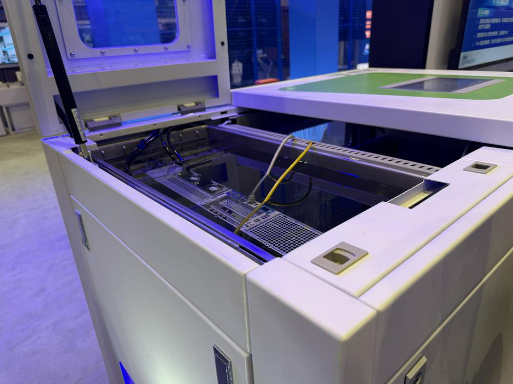 芯片巨头预言明年底出货超亿台AI PC 服务器探索“油冷”革新-第2张图片