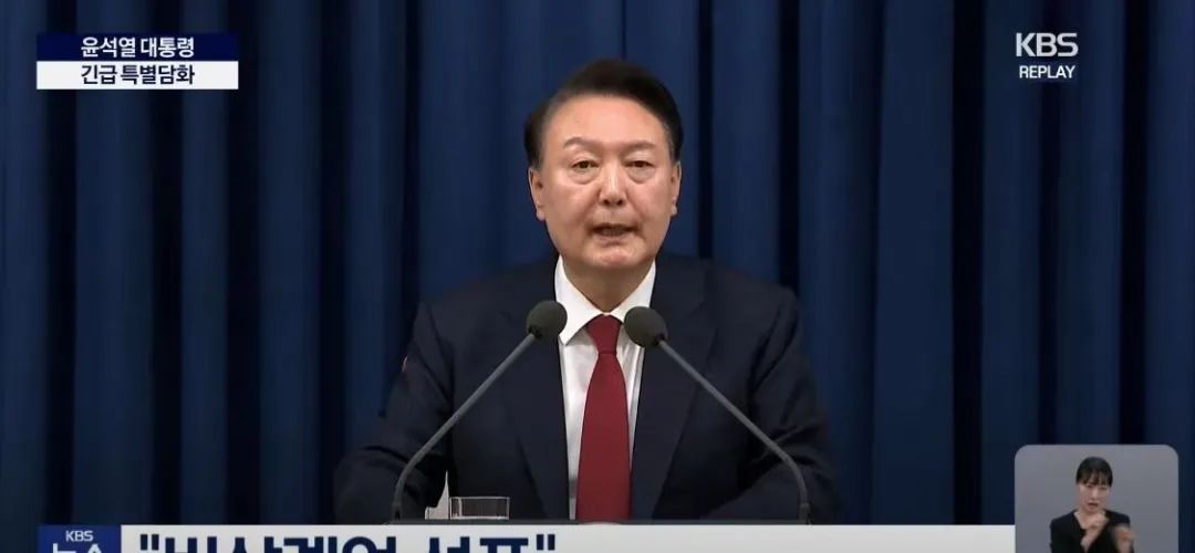 深夜！韩国乱了！国会前出现冲突，戒严司令部发声！三星电子、韩元暴跌！-第1张图片