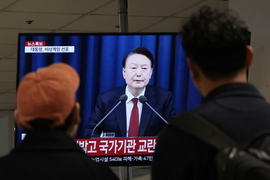 韩国当局37年来首次发布戒严令 尹锡悦举动引海内外高度关切-第1张图片