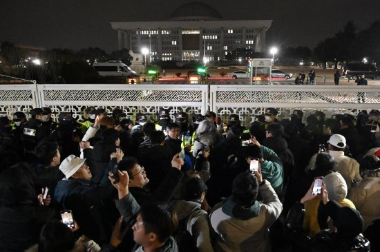 韩国实施戒严令人错愕 但军管在其历史上并不新鲜-第1张图片