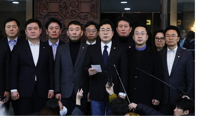 韩最大在野党召集紧急会议并发文：尹锡悦若不立即下台，将推进弹劾程序-第1张图片