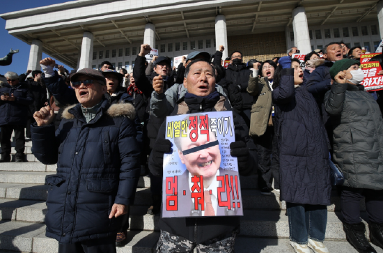 韩国反对党拟弹劾总统 尹锡悦戒严的政治豪赌引发轩然大波-第1张图片