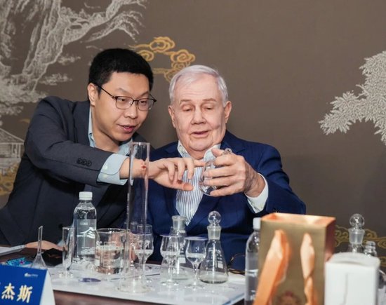 频频称赞“很棒”！全球投资界泰斗罗杰斯探秘贵州珍酒-第4张图片
