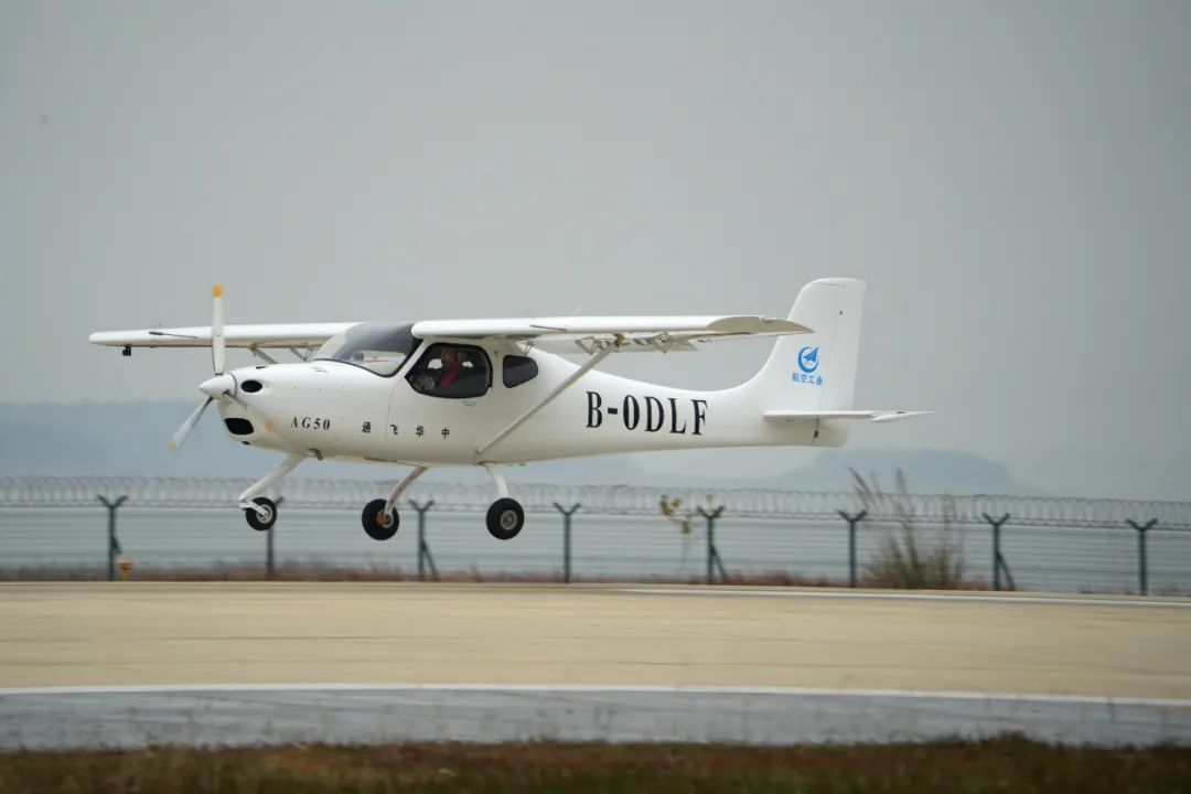 国产“领雁”AG50 轻型运动飞机改进型成功首飞：一小时可飞近 200 公里，约耗 16 升普通汽油-第1张图片