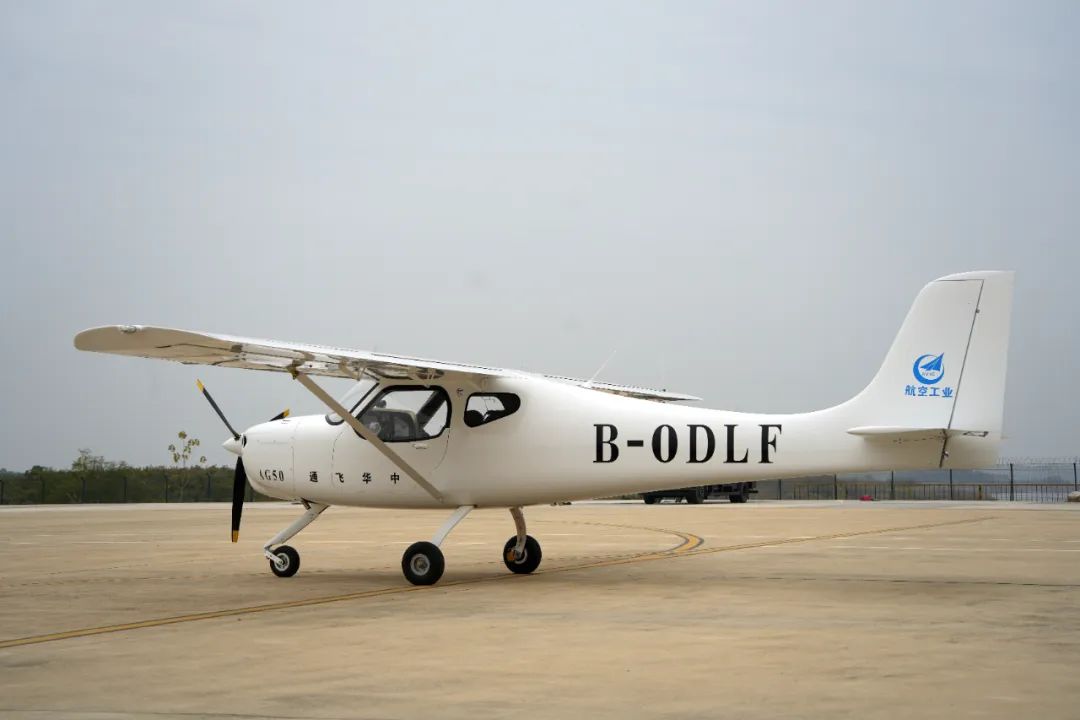 国产“领雁”AG50 轻型运动飞机改进型成功首飞：一小时可飞近 200 公里，约耗 16 升普通汽油-第2张图片