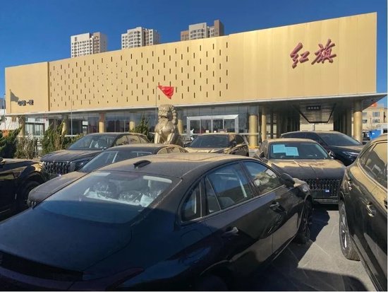 老牌奥迪4S店爆雷后 车主与银行在门店前日夜看守-第4张图片