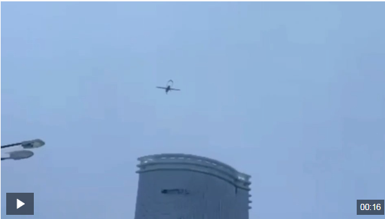 突发！俄罗斯民用基础设施遭无人机袭击，有住宅楼受损引发火灾，市内发布空袭警报，附近机场紧急关闭-第1张图片