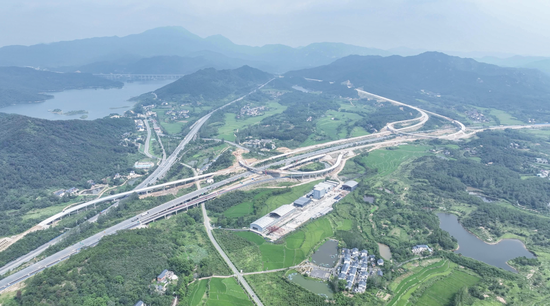 绿地大基建成员企业河南公路工程局承建的5条高速建成通车，年内通车里程占河南全省40%-第1张图片