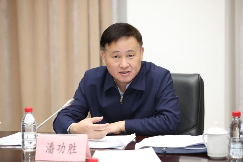中国人民银行行长潘功胜看望慰问年终决算干部职工-第1张图片
