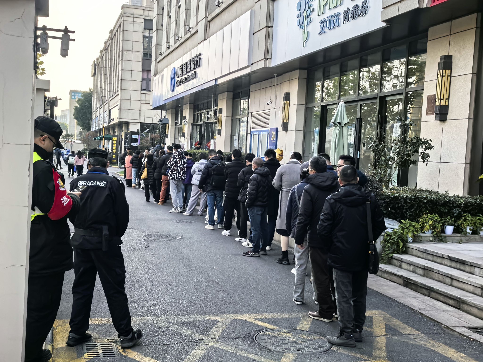 2025“蛇钞”兑换现场火爆，大学生爱上收藏，黄牛蹲点高价回收，转手价格即翻倍-第1张图片