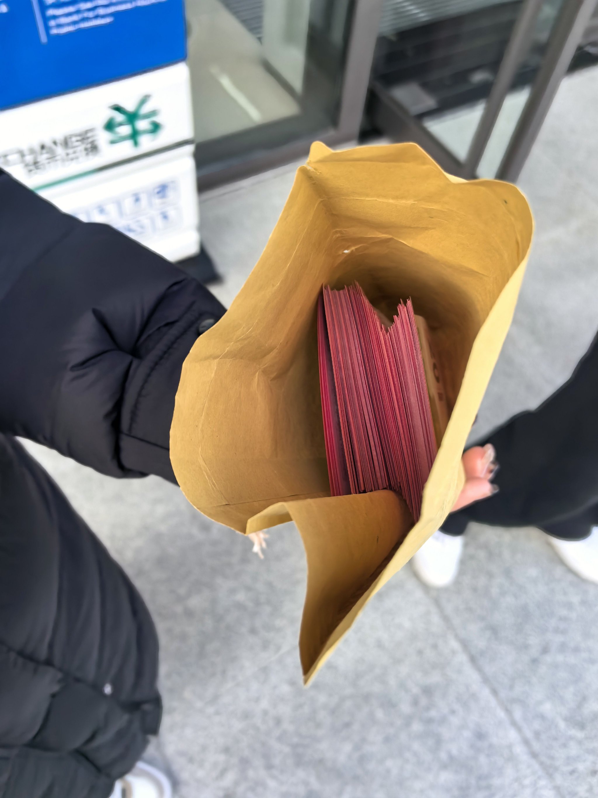 2025“蛇钞”兑换现场火爆，大学生爱上收藏，黄牛蹲点高价回收，转手价格即翻倍-第2张图片