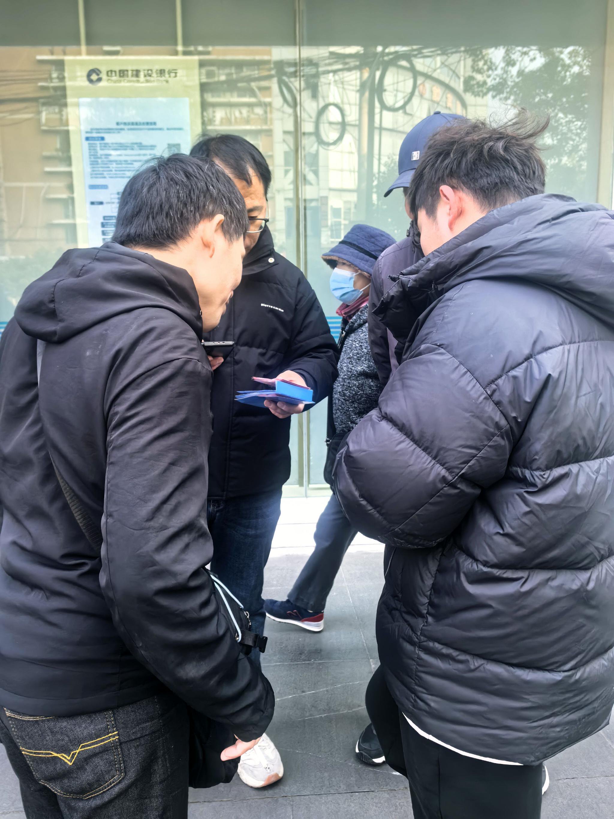 2025“蛇钞”兑换现场火爆，大学生爱上收藏，黄牛蹲点高价回收，转手价格即翻倍-第3张图片