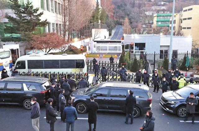 韩国总统警卫设置重重防线，对峙5小时后中止执行！逮捕尹锡悦行动陷入困境-第1张图片