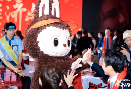 企业家之夜泡泡玛特当红IP Labubu惊喜现身，王宁夫妇与其有爱互动-第2张图片