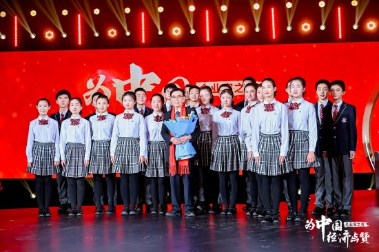 圆了指挥梦！尹志尧指挥母校北京四中合唱团演唱《中微之歌》-第2张图片